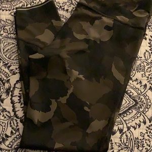 Athleta Camo Contender 7/8 Tights